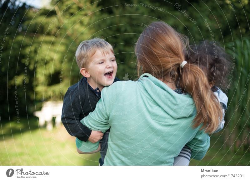 Glück Mensch Kind Baby Kleinkind Junge Mutter Erwachsene Familie & Verwandtschaft Kindheit Leben 3 1-3 Jahre 18-30 Jahre Jugendliche drehen lachen Spielen