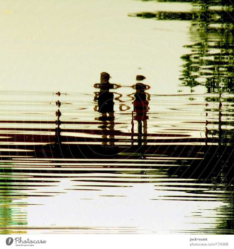 Wir lieben Wasser (Spiegelung im Karpfenteich) Brücke beobachten Liebe stehen Zusammensein Gefühle Sympathie Romantik Liebesaffäre Surrealismus Piktogramm