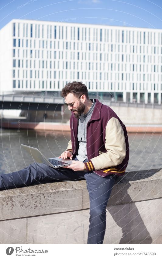 t worken auf der mauer Lifestyle Stil Studium lernen Student Arbeit & Erwerbstätigkeit Arbeitsplatz Computer Technik & Technologie Unterhaltungselektronik