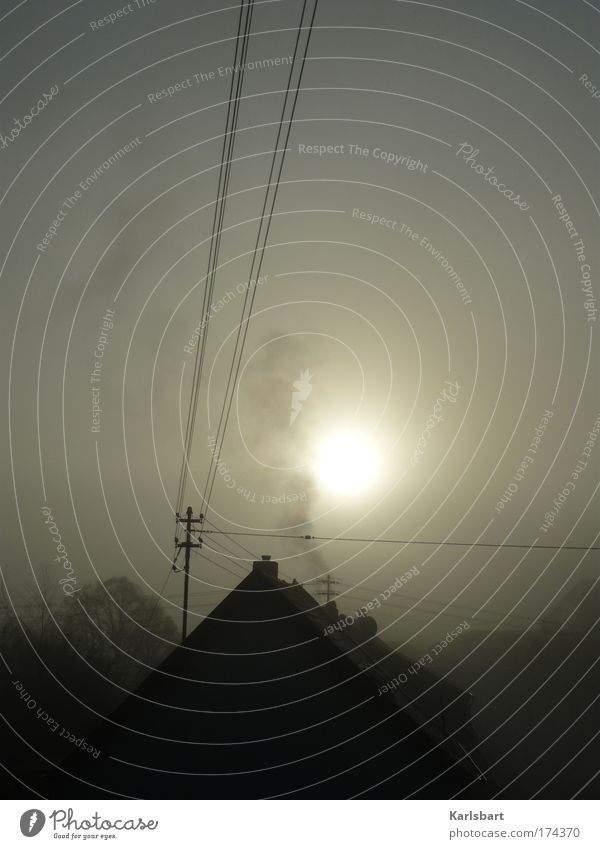 smog. Energiewirtschaft Fortschritt Zukunft Industrie Umwelt Himmel Sonne Sonnenlicht Mond Klimawandel Nebel Smog Dorf Stadtrand Haus Dach Schornstein Strommast