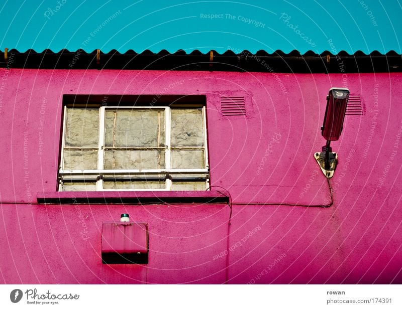 pink Farbfoto mehrfarbig Außenaufnahme Tag Haus Industrieanlage Fabrik Bauwerk Gebäude Architektur Mauer Wand Fenster alt außergewöhnlich retro trist rosa