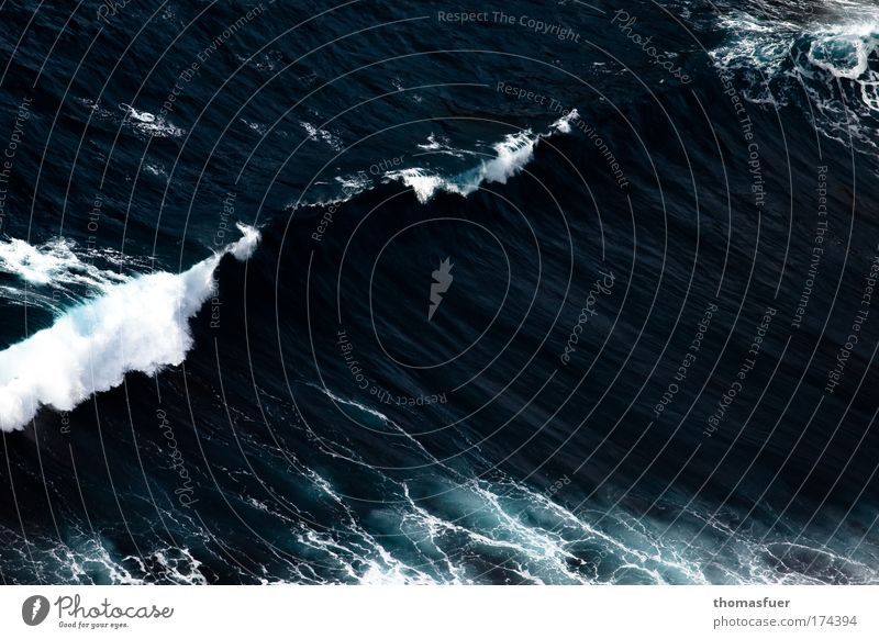 Gewalt (ig) Farbfoto Außenaufnahme Menschenleer Textfreiraum rechts Tag Vogelperspektive Meer Wellen Urelemente Wasser Wind Sturm bedrohlich fantastisch