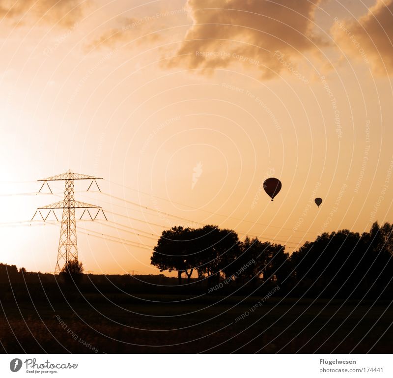 "SCHATZ?" - "JAAA?" - "NÄCHSTES MAL NEHMEN WIR EINEN BALLON" Farbfoto Außenaufnahme Dämmerung Himmel Wolken Nachthimmel Fluggerät entdecken Erholung frei