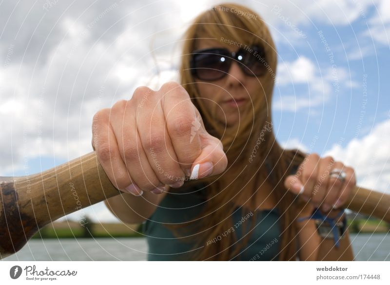 Auf hoher See feminin Frau Erwachsene Kopf Haare & Frisuren Hand 1 Mensch 18-30 Jahre Jugendliche Luft Himmel Wolken Horizont Schönes Wetter Bootsfahrt