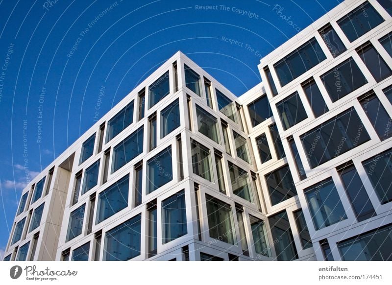 Viel Spaß beim Putzen Himmel Wolkenloser Himmel Sommer Schönes Wetter Düsseldorf Bankgebäude Architektur Bürogebäude Fassade Fenster Glas Stahl ästhetisch eckig