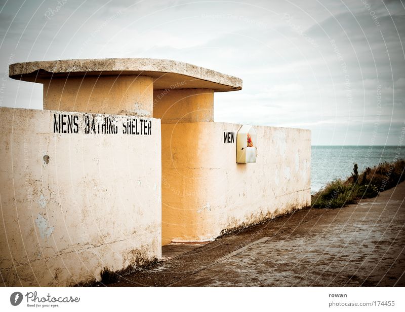 badebunker Farbfoto Gedeckte Farben Außenaufnahme Tag Küste Seeufer Strand Meer Schwimmen & Baden entkleiden Beton Betonwand Architektur gelb