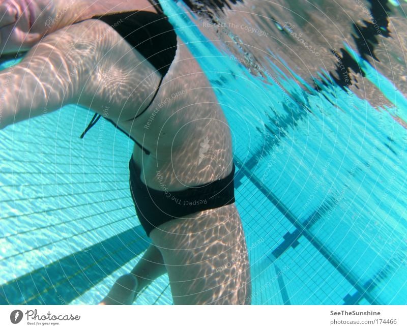 Die Kunst der Sonne. Farbfoto Unterwasseraufnahme feminin Junge Frau Jugendliche Wasser Schönes Wetter Bikini Schwimmen & Baden Erholung genießen Lächeln frei