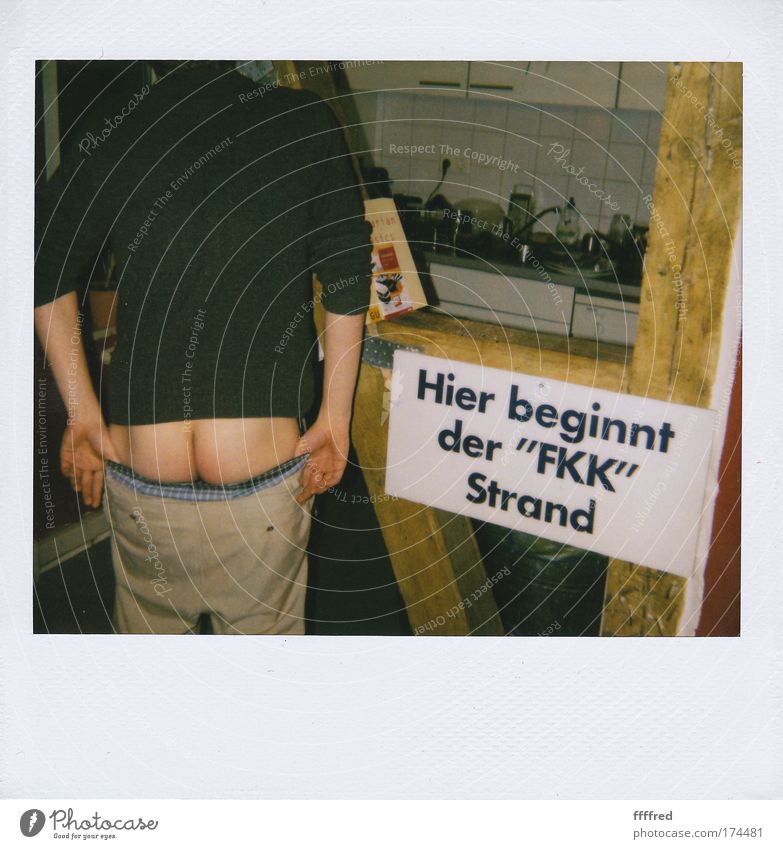 FKK Strand Farbfoto Innenaufnahme Polaroid Abend Nacht Kunstlicht Rückansicht exotisch maskulin Mann Erwachsene Haut Rücken Hand Gesäß 1 Mensch nackt Freude