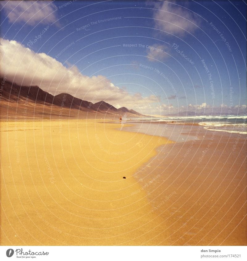 hinterm horizont Außenaufnahme Tag Starke Tiefenschärfe Zentralperspektive Weitwinkel Erholung Sommer Strand Meer Insel Wellen Bad 1 Mensch Wolken Horizont