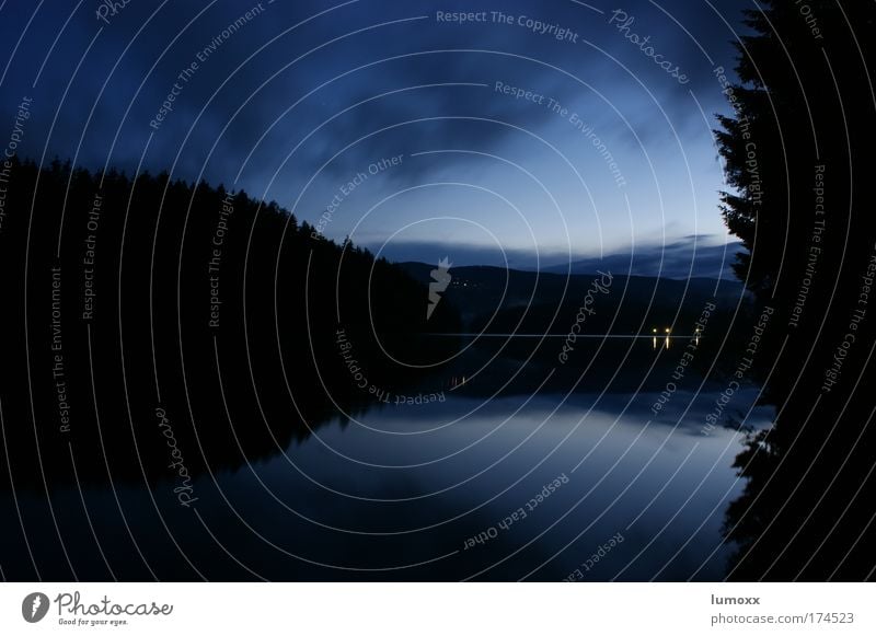 mystic lake Natur Wasser Himmel Wolken Baum Wald Seeufer dunkel Flüssigkeit natürlich blau schwarz Sicherheit Geborgenheit ruhig mystisch Farbfoto Außenaufnahme