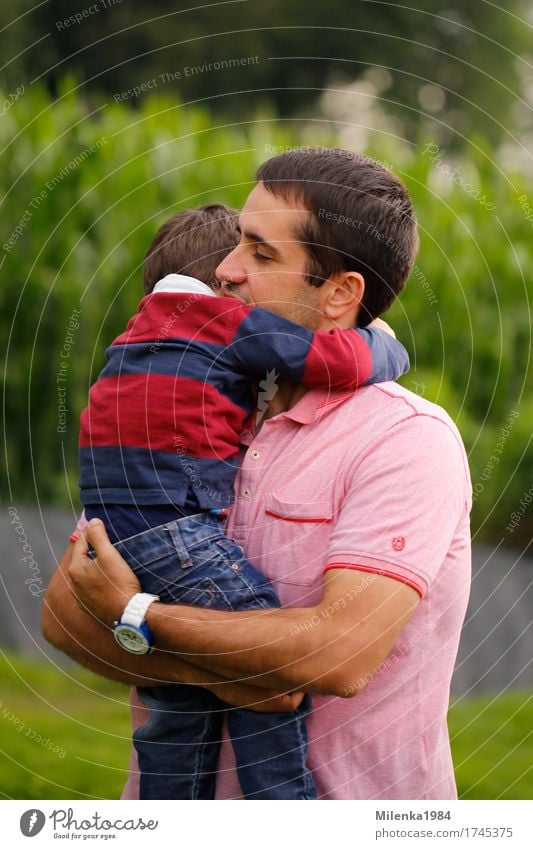 father and son Mensch maskulin Kind Kleinkind Junge Junger Mann Jugendliche Erwachsene Vater 2 1-3 Jahre 30-45 Jahre Gefühle Glück Vertrauen Sicherheit Schutz