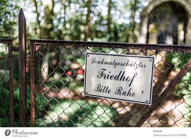 Bitte Ruhe! Zaun Tor Gartenzaun Friedhof Schriftzeichen Schilder & Markierungen Hinweisschild Warnschild authentisch außergewöhnlich Vorsicht ruhig privat