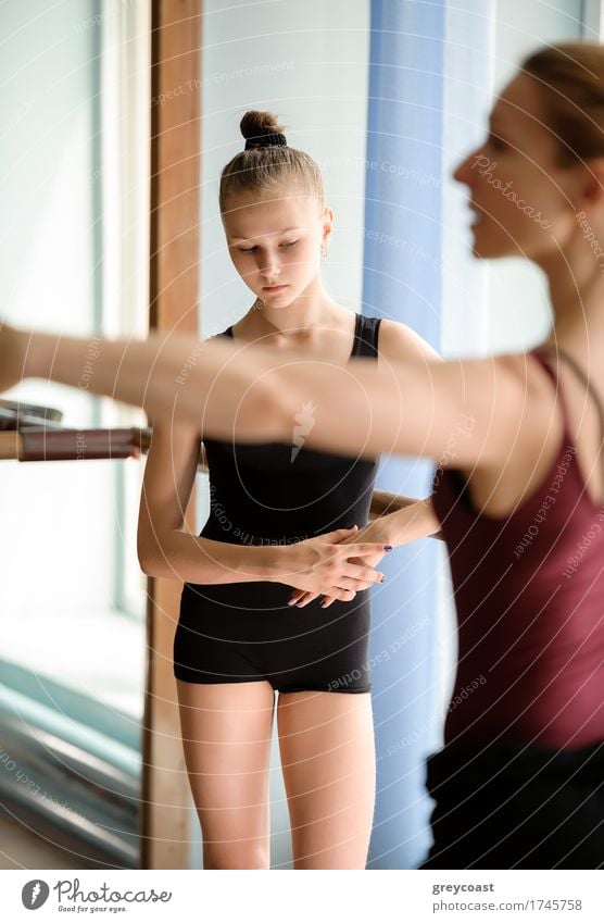 Candid von Ballerina stehend Blick auf den Boden Tanzen Schule Lehrer Studium Mensch Mädchen Frau Erwachsene 2 13-18 Jahre Jugendliche 30-45 Jahre Tänzer