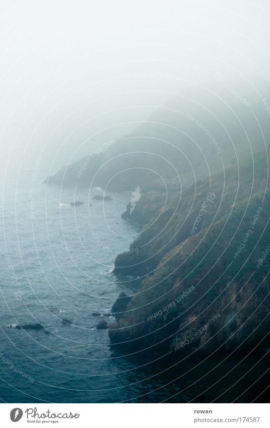 neblig Farbfoto Gedeckte Farben Textfreiraum oben Tag Dämmerung Umwelt Natur Landschaft Wasser Klima Wetter schlechtes Wetter Unwetter Nebel Regen Hügel Felsen