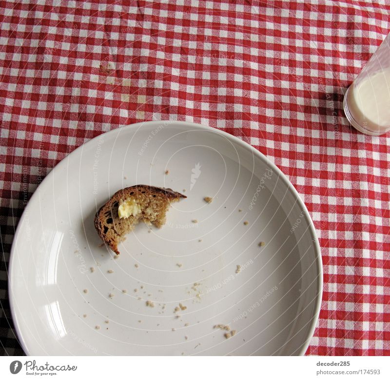 karges Frühstück Farbfoto Menschenleer Tag Totale Lebensmittel Milcherzeugnisse Brot Ernährung Getränk Teller Glas trinken Häusliches Leben einfach weiß