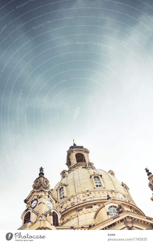 Gut gebaute Frau Tourismus Sightseeing Städtereise Kunstwerk Kultur Himmel Stadt Kirche Bauwerk Architektur Sehenswürdigkeit Wahrzeichen Denkmal Zeichen alt