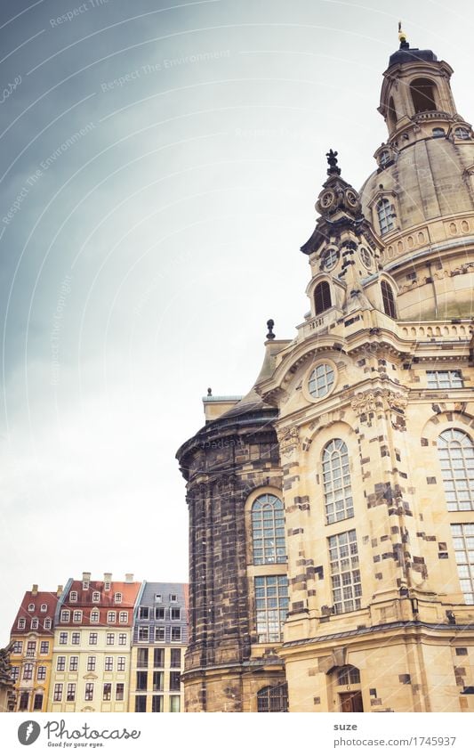 Frau und Kinder Tourismus Sightseeing Städtereise Kunstwerk Kultur Himmel Stadt Kirche Bauwerk Architektur Sehenswürdigkeit Wahrzeichen Denkmal Zeichen alt