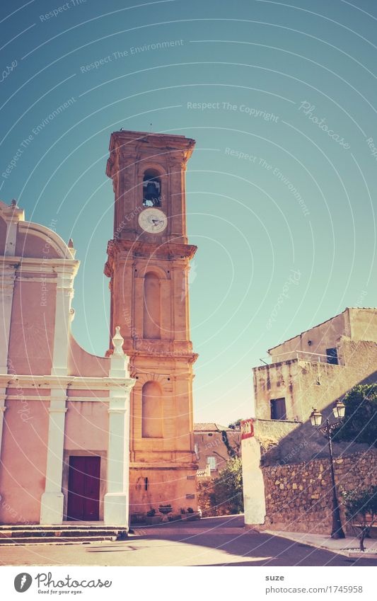 Viertel nach fünf Ferien & Urlaub & Reisen Sommer Uhr Kultur Wärme Dorf Kirche Platz Gebäude alt historisch trocken Gastfreundschaft Glaube Religion & Glaube