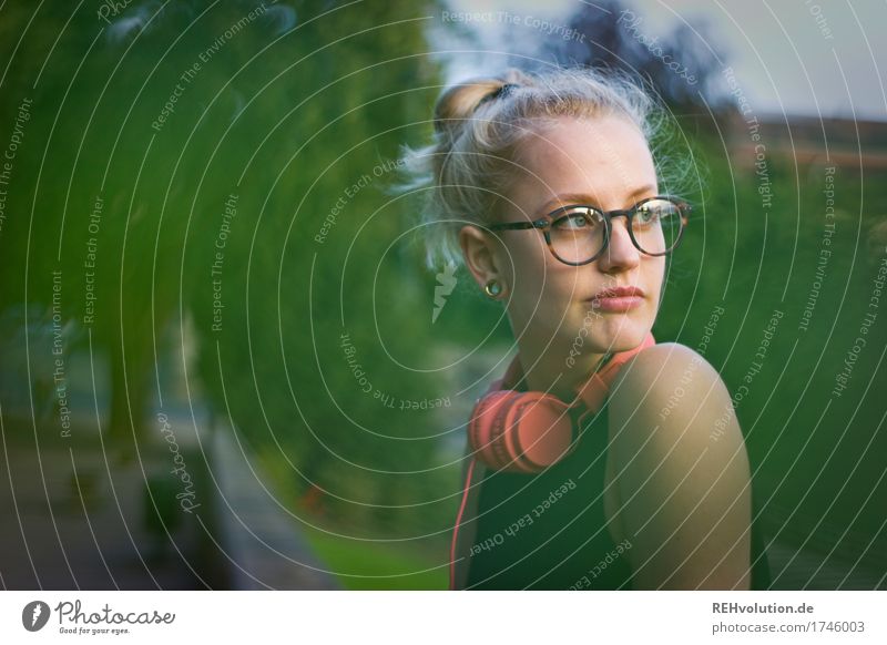 Alexa | Cityhipster Mensch feminin Junge Frau Jugendliche Erwachsene Gesicht 1 18-30 Jahre Kultur Jugendkultur Musik hören Medien Landkreis Fulda Stadt Brille