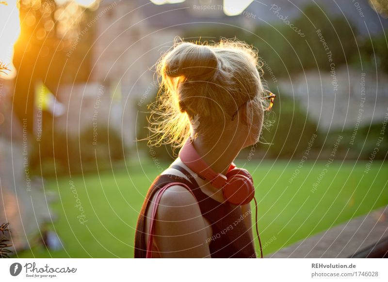 Alexa | Cityhipster Mensch feminin Junge Frau Jugendliche Erwachsene 1 18-30 Jahre Musik Musik hören Medien Landkreis Fulda Stadt Stadtzentrum Kirche Brille