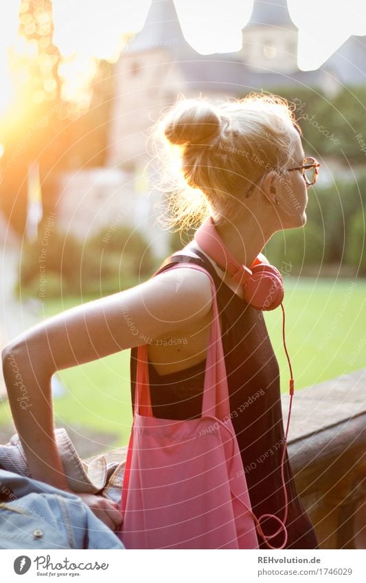 Alexa | Cityhipster Mensch feminin Junge Frau Jugendliche Erwachsene 1 18-30 Jahre Musik hören Medien Kleinstadt Stadt Stadtzentrum Kirche Platz Kleid Tasche