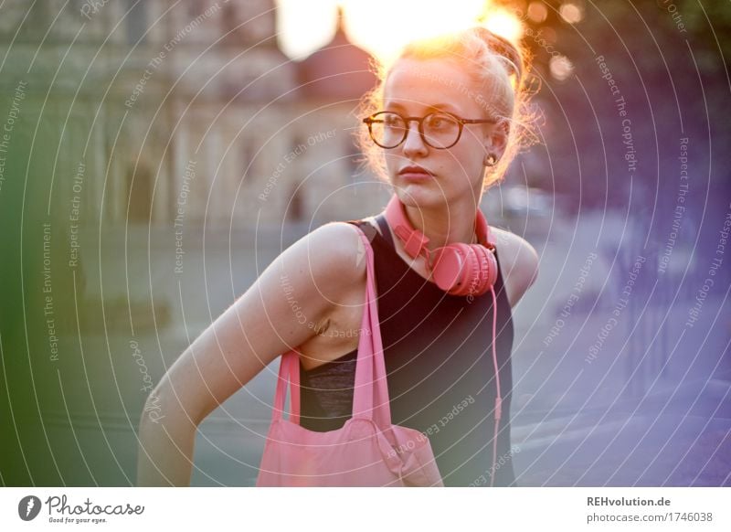 Alexa | Cityhipster Mensch feminin Junge Frau Jugendliche Gesicht 1 18-30 Jahre Erwachsene Stadt Stadtzentrum Kirche Dom Platz Gebäude Piercing Brille