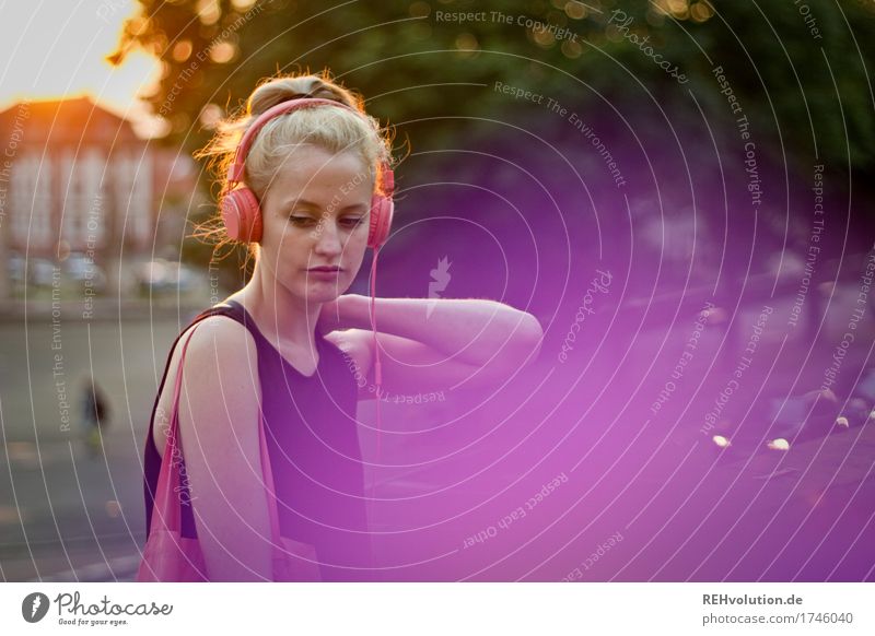 Alexa | Cityhipster Lifestyle Stil Freizeit & Hobby Student Mensch feminin Junge Frau Jugendliche Erwachsene 1 18-30 Jahre Jugendkultur Musik Musik hören Medien