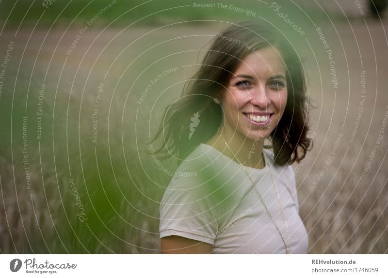 Julia | strahlt schön Haare & Frisuren Mensch feminin Junge Frau Jugendliche Gesicht 1 18-30 Jahre Erwachsene Umwelt Natur Landschaft Feld T-Shirt brünett