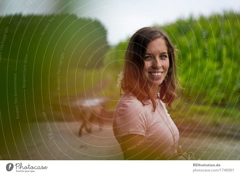 Julia | unterwegs mit Fritzi Mensch feminin Junge Frau Jugendliche Gesicht 1 18-30 Jahre Erwachsene Umwelt Natur Landschaft Sommer Feld Straße Wege & Pfade