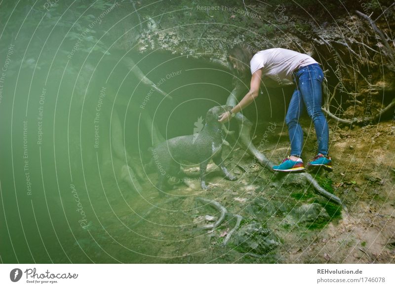 Julia | unterwegs mit Fritzi Mensch feminin Junge Frau Jugendliche Erwachsene 1 18-30 Jahre Umwelt Natur Landschaft Pflanze Baum Wald T-Shirt Jeanshose Tier