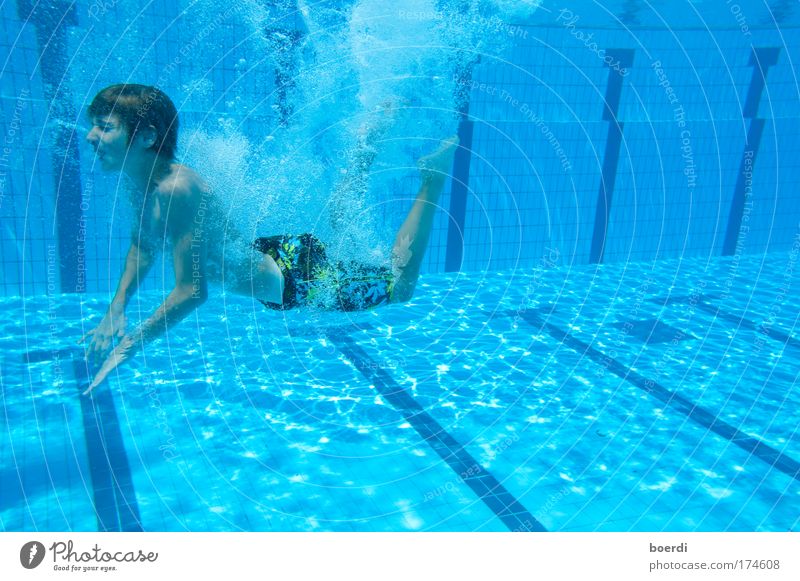 aUfschwung Farbfoto Unterwasseraufnahme Tag Sonnenlicht Starke Tiefenschärfe Totale Ganzkörperaufnahme geschlossene Augen Schwimmen & Baden Freizeit & Hobby