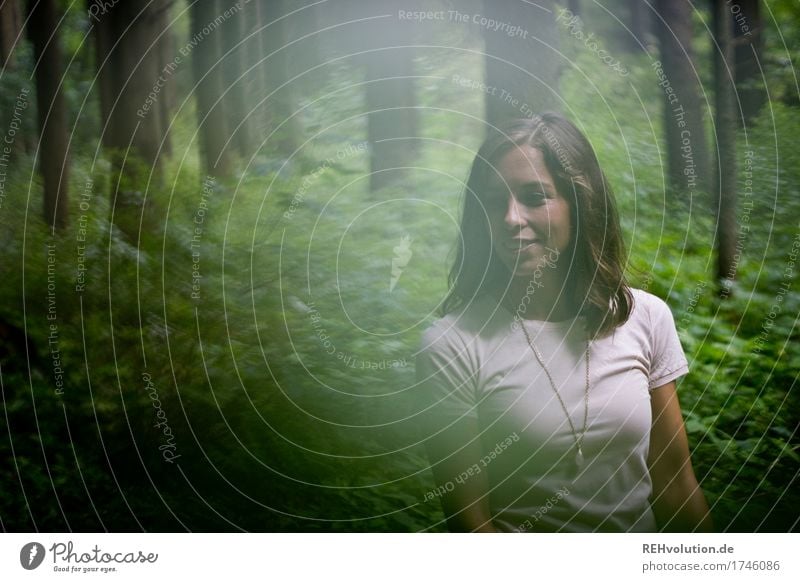 Julia im Wald Freizeit & Hobby Ausflug Mensch feminin Junge Frau Jugendliche 1 18-30 Jahre Erwachsene Umwelt Natur Landschaft Pflanze Baum Erholung gehen