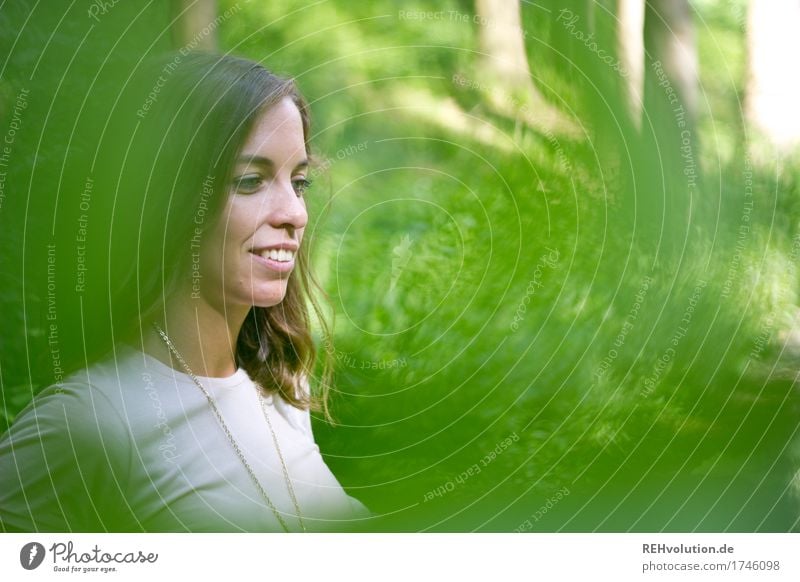 Julia | im Wald Mensch feminin Junge Frau Jugendliche Gesicht 1 18-30 Jahre Erwachsene Umwelt Natur Landschaft Pflanze Baum brünett langhaarig Lächeln