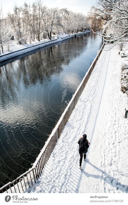 Winterstimmung mit Läuferin am Kanal in Kreuzberg Muster abstrakt Urbanisierung Hauptstadt Textfreiraum rechts Textfreiraum links Coolness Textfreiraum Mitte