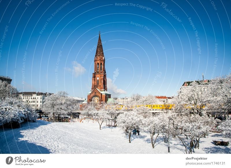 Winterstimmung im Görlitzer Park mit Blick auf Kirche und Hochbahn II Muster abstrakt Urbanisierung Hauptstadt Textfreiraum rechts Textfreiraum links Coolness