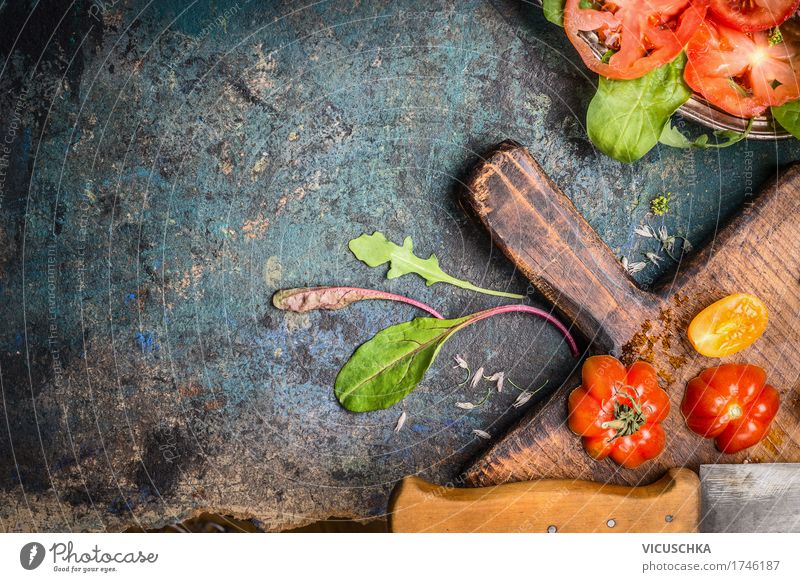 Frische Tomaten , Schneidebrett und Küchenmesser Lebensmittel Gemüse Salat Salatbeilage Kräuter & Gewürze Ernährung Mittagessen Abendessen Festessen Bioprodukte