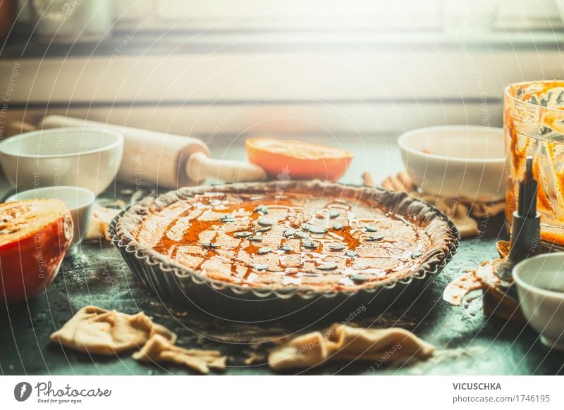 Kürbiskuchen auf Küchentisch am Fenster Lebensmittel Gemüse Kuchen Dessert Ernährung Festessen Bioprodukte Geschirr Stil Design Häusliches Leben Wohnung Tisch