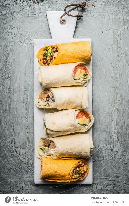 Verschiedene vegetarische Tortilla Wraps Lebensmittel Fisch Meeresfrüchte Gemüse Salat Salatbeilage Brot Ernährung Mittagessen Festessen Bioprodukte