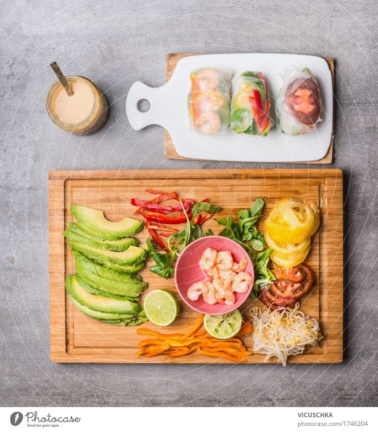 Reispapier Rollen mit Gemüse Zutaten und Erdnuss-Dip Lebensmittel Meeresfrüchte Salat Salatbeilage Kräuter & Gewürze Öl Ernährung Mittagessen Abendessen Büffet