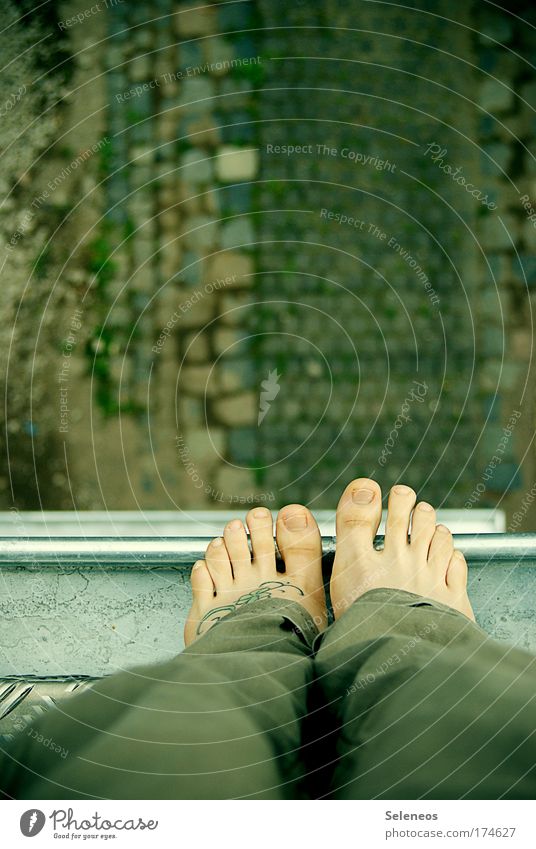 Höhenflug Farbfoto Außenaufnahme Textfreiraum oben Vogelperspektive Mensch Beine Fuß 1 Haus Hochhaus Balkon Dach Dachrinne barfuß Metall fallen bedrohlich hoch