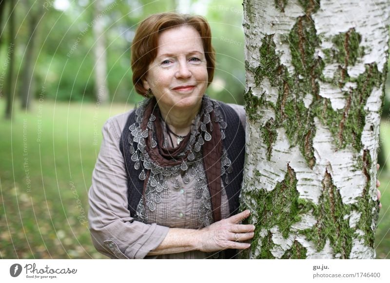 Grün 05 elegant Freiheit Mensch feminin Frau Erwachsene Weiblicher Senior Kopf Haare & Frisuren Hand 1 60 und älter Umwelt Natur Landschaft Pflanze Baum Garten