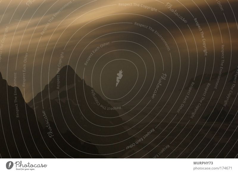 Bergspitze und Gletscher in der Nacht... Farbfoto Außenaufnahme Menschenleer Textfreiraum rechts Textfreiraum oben Textfreiraum unten Textfreiraum Mitte