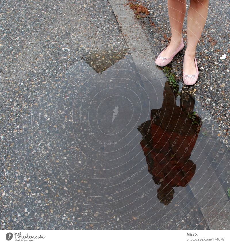 Kontrapost Farbfoto Gedeckte Farben Außenaufnahme Detailaufnahme Textfreiraum links Textfreiraum unten Reflexion & Spiegelung Vogelperspektive feminin Beine Fuß