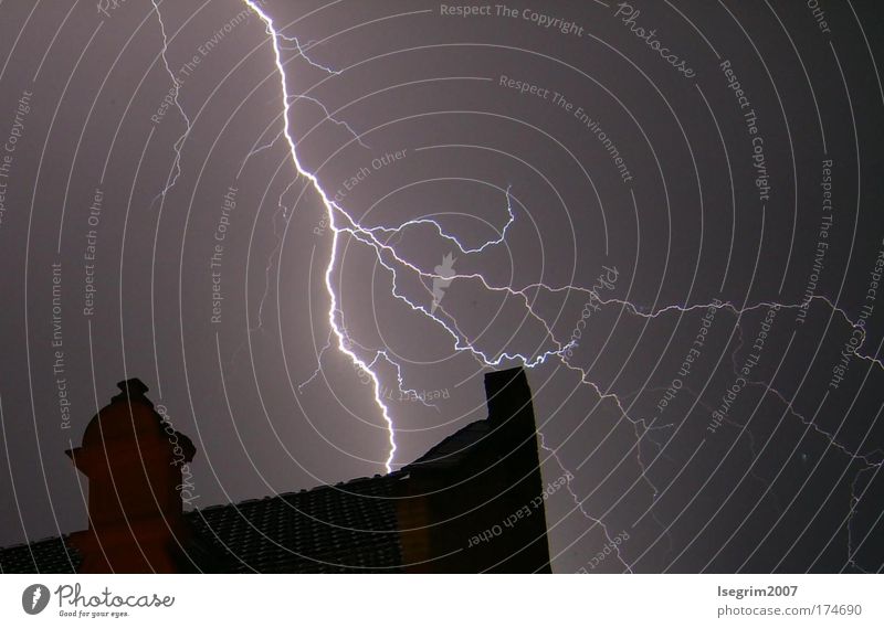 Blitze in der Nacht Farbfoto Außenaufnahme Natur Urelemente Himmel Wolken Gewitterwolken Nachthimmel Sommer Wetter schlechtes Wetter Unwetter Wärme Kleinstadt