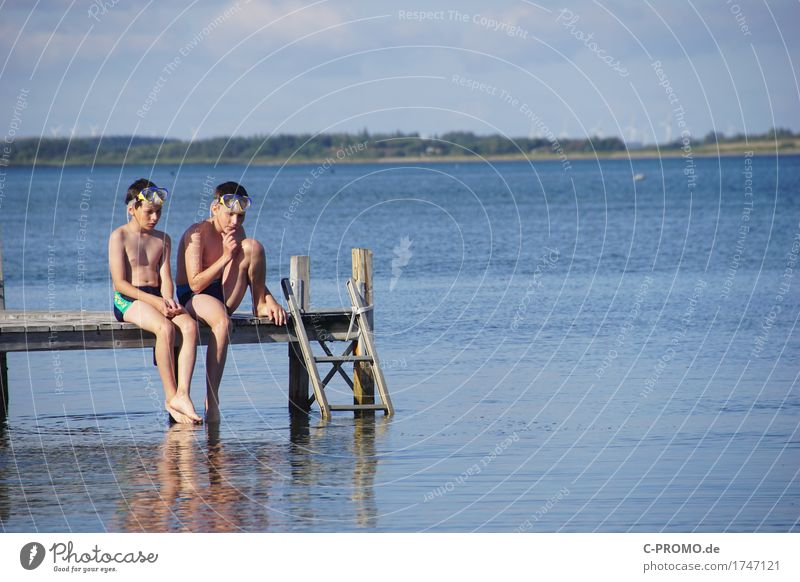 Jungs sitzen auf Steg am See Mensch maskulin Junge Geschwister Bruder Freundschaft Kindheit Körper Haut 2 8-13 Jahre Wasser Küste Seeufer Fjord sprechen warten