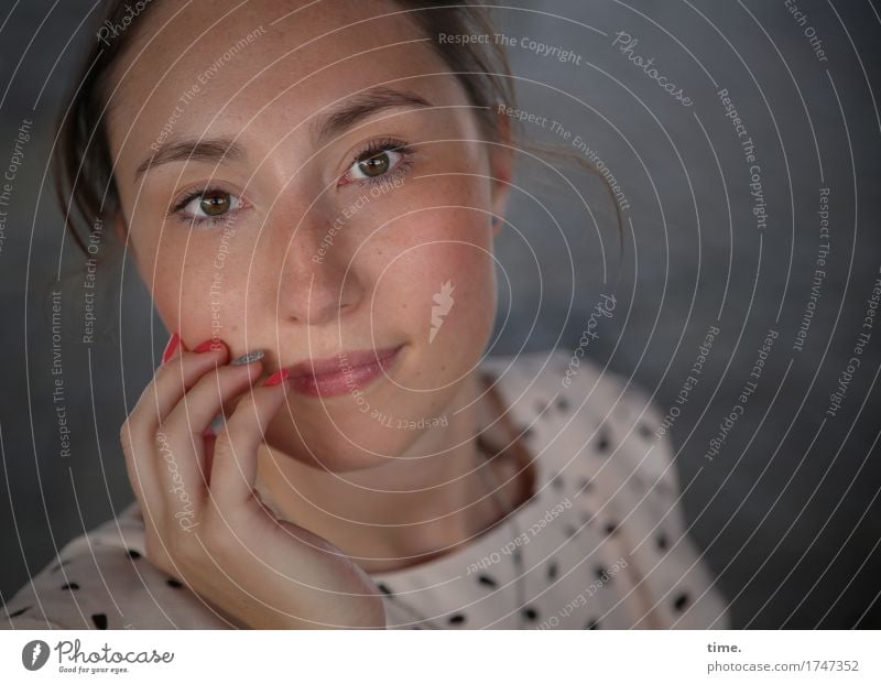 . feminin 1 Mensch Kleid Nagellack brünett kurzhaarig beobachten Denken Lächeln Blick warten schön Glück Zufriedenheit Leidenschaft Vertrauen Sympathie Romantik