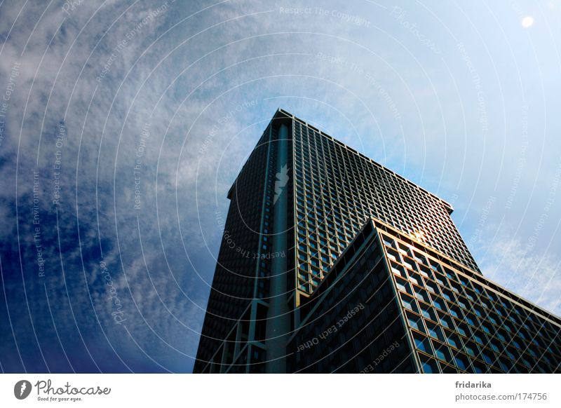 hoch hinaus Hochhaus Fassade Fenster eckig groß blau grau Farbfoto Außenaufnahme Tag Kontrast Sonnenlicht Architektur Gegenlicht Hochhausfassade Fensterfront