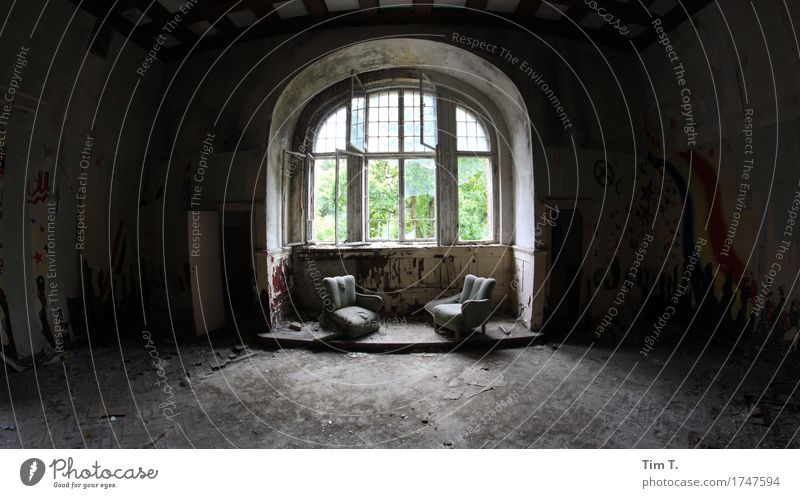 Zeit Brandenburg Deutschland Europa Kleinstadt Stadtrand Altstadt Menschenleer Haus Ruine Bauwerk Gebäude Architektur Fenster Stimmung Einsamkeit Sessel