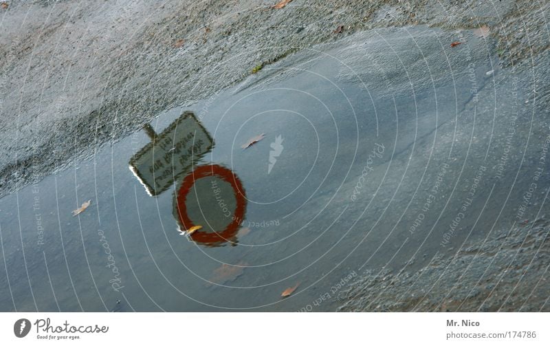 nasses schild Außenaufnahme Wasser Klima Klimawandel Wetter schlechtes Wetter Regen Wege & Pfade Zeichen Hinweisschild Warnschild Verkehrszeichen Umwelt feldweg