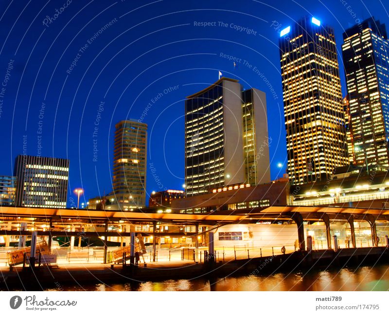 Circular Quay by Night Farbfoto Außenaufnahme Dämmerung Langzeitbelichtung Totale Sydney New South Wales Australien Hauptstadt Stadtzentrum Skyline Menschenleer